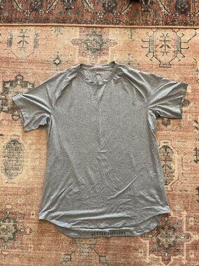 Lululemon Men's grey T-Shirt L